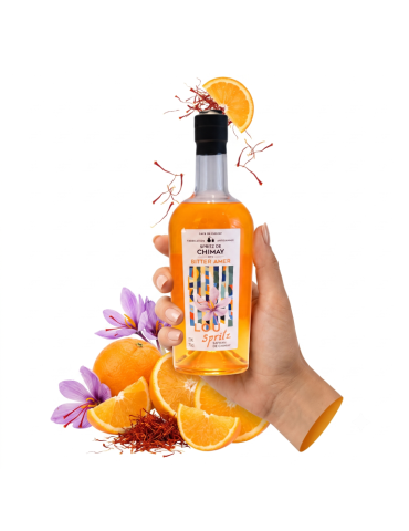Bouteille de Lou Spritz de la Cave de Chimay, bitter amer artisanal à l'orange et au safran local, tenue en main.