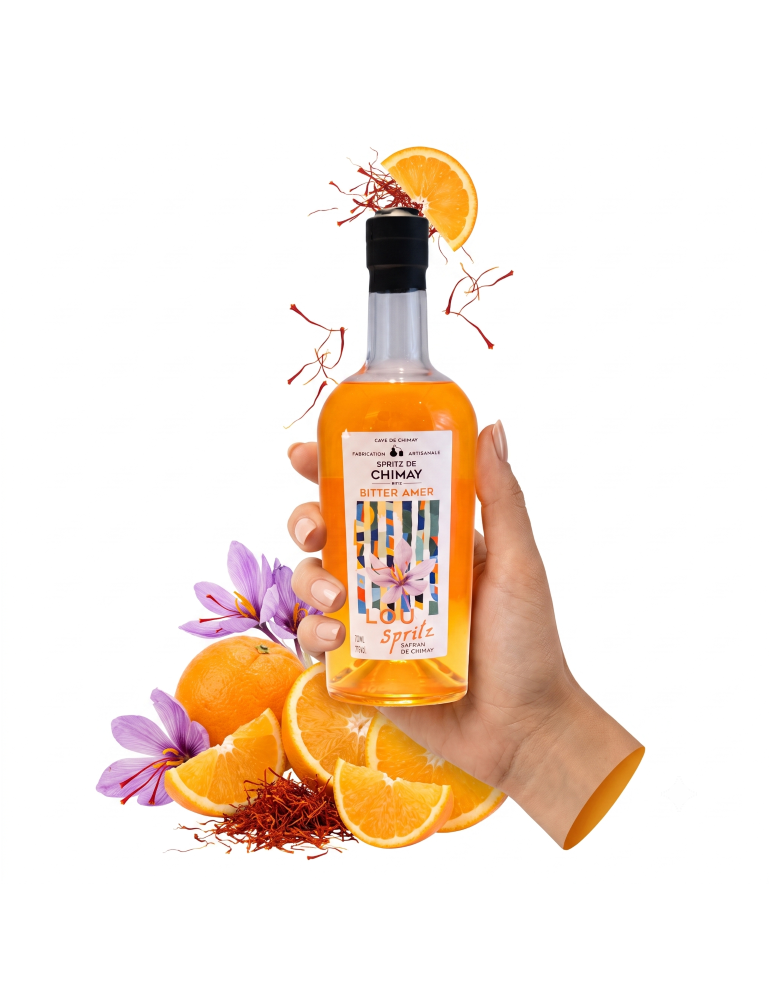 Bouteille de Lou Spritz de la Cave de Chimay, bitter amer artisanal à l'orange et au safran local, tenue en main.