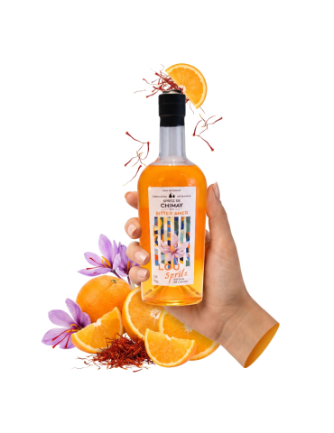 Bouteille de Lou Spritz de la Cave de Chimay, bitter amer artisanal à l'orange et au safran local, tenue en main.