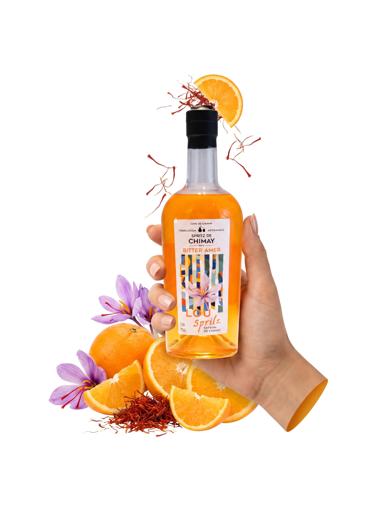 Bouteille de Lou Spritz de la Cave de Chimay, bitter amer artisanal à l'orange et au safran local, tenue en main.