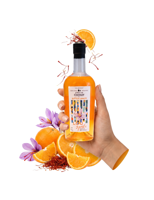 Bouteille de Lou Spritz de la Cave de Chimay, bitter amer artisanal à l'orange et au safran local, tenue en main.