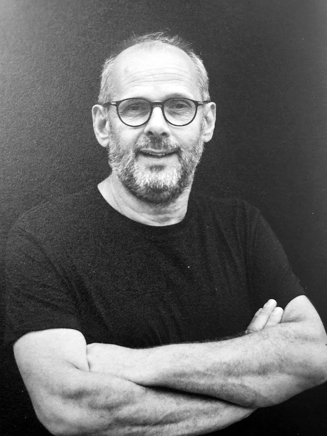 Francis Eloy, fondateur de la Cave de Chimay, bras croisés, portrait en noir et blanc